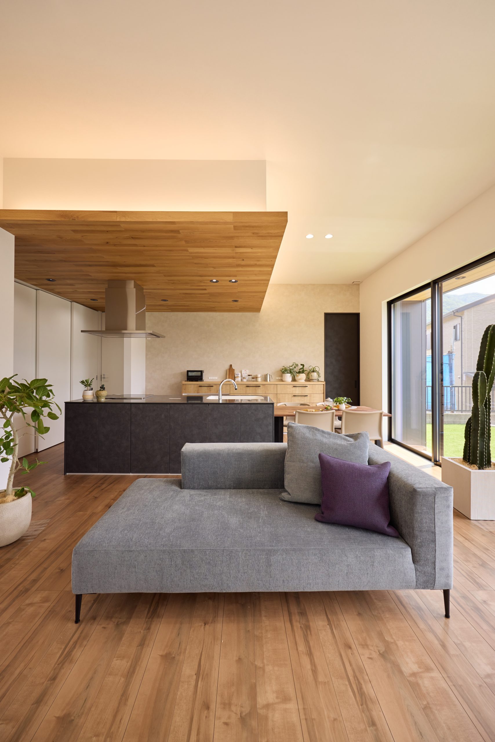 下がり天井×間接照明で魅せるアイランドキッチン